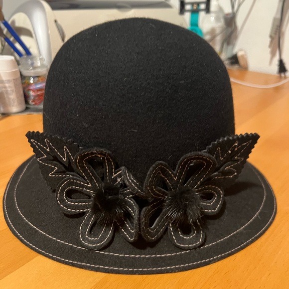 Elegant Wool Black Women's Hat with Floral Fur Accented Design